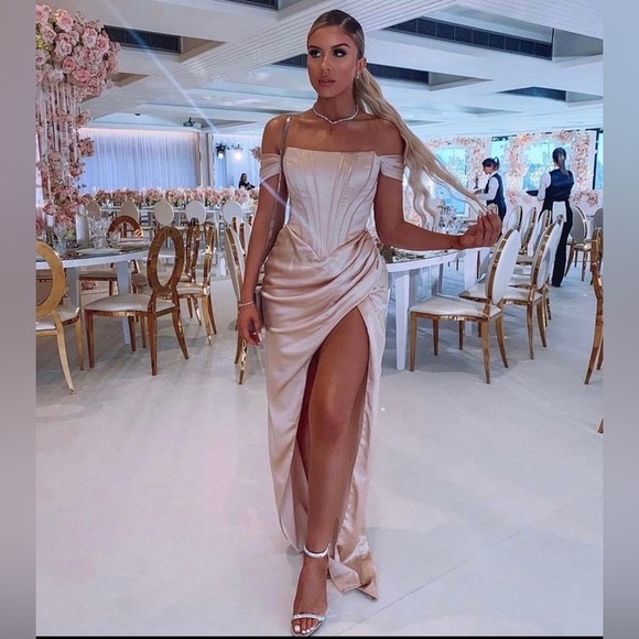 HOUSE OF CB 'Genevieve' Blush Satin Off Shoulder Gown NWOT - Picture 4 of 10